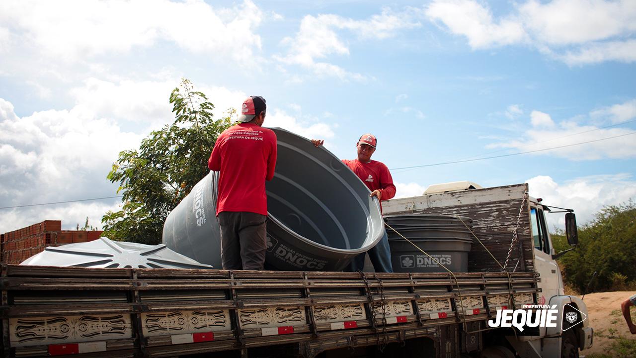 Prefeitura de Jequié distribui caixas d’água para moradores de localidades carentes