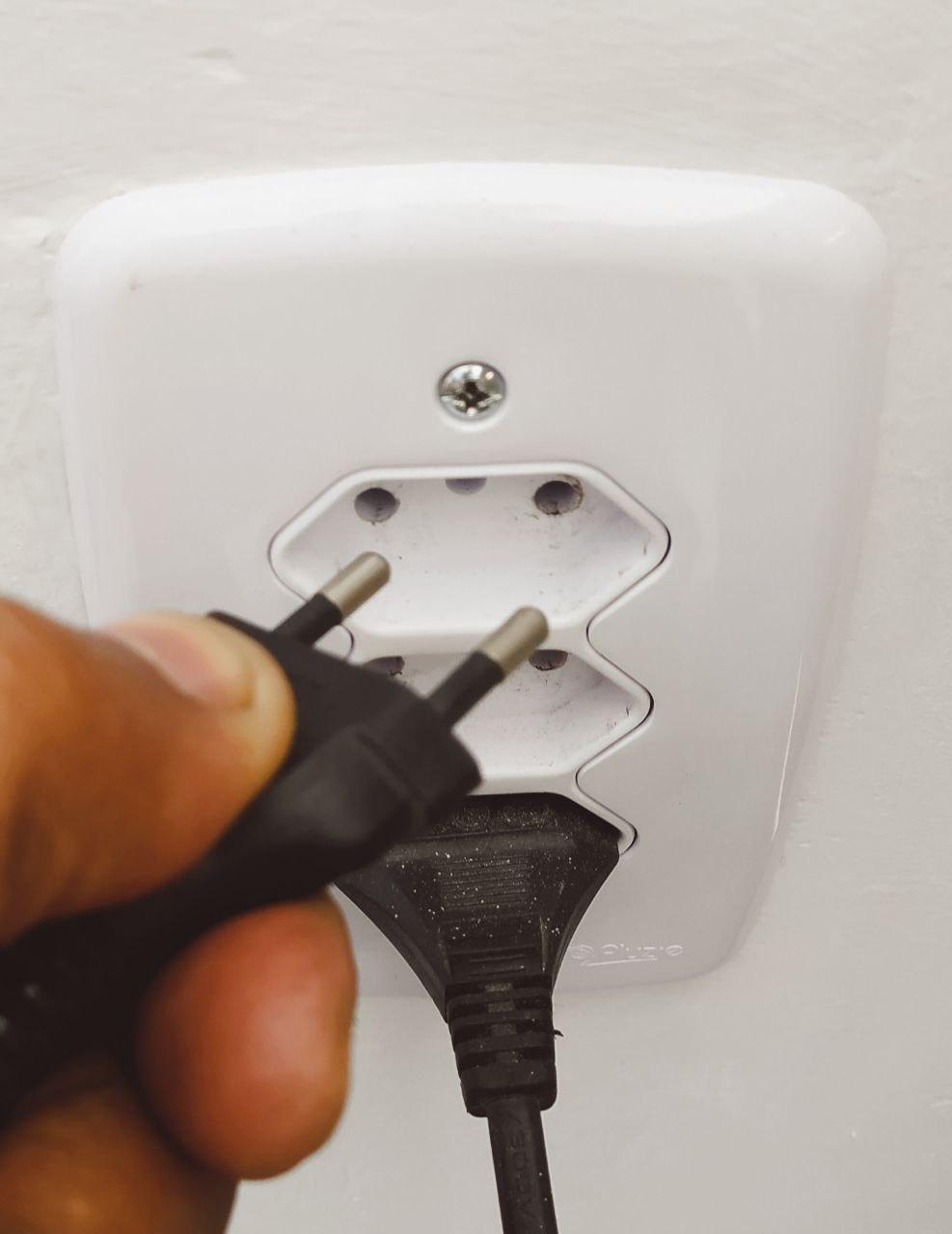 VAI VIAJAR? DESLIGUE SEUS ELETRÔNICOS DA TOMADA DE FORÇA.