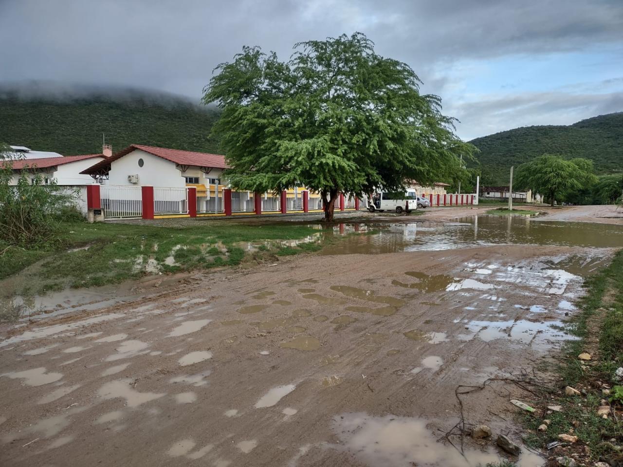 Pais e alunos reclamam das condições de acesso à Escola Municipal