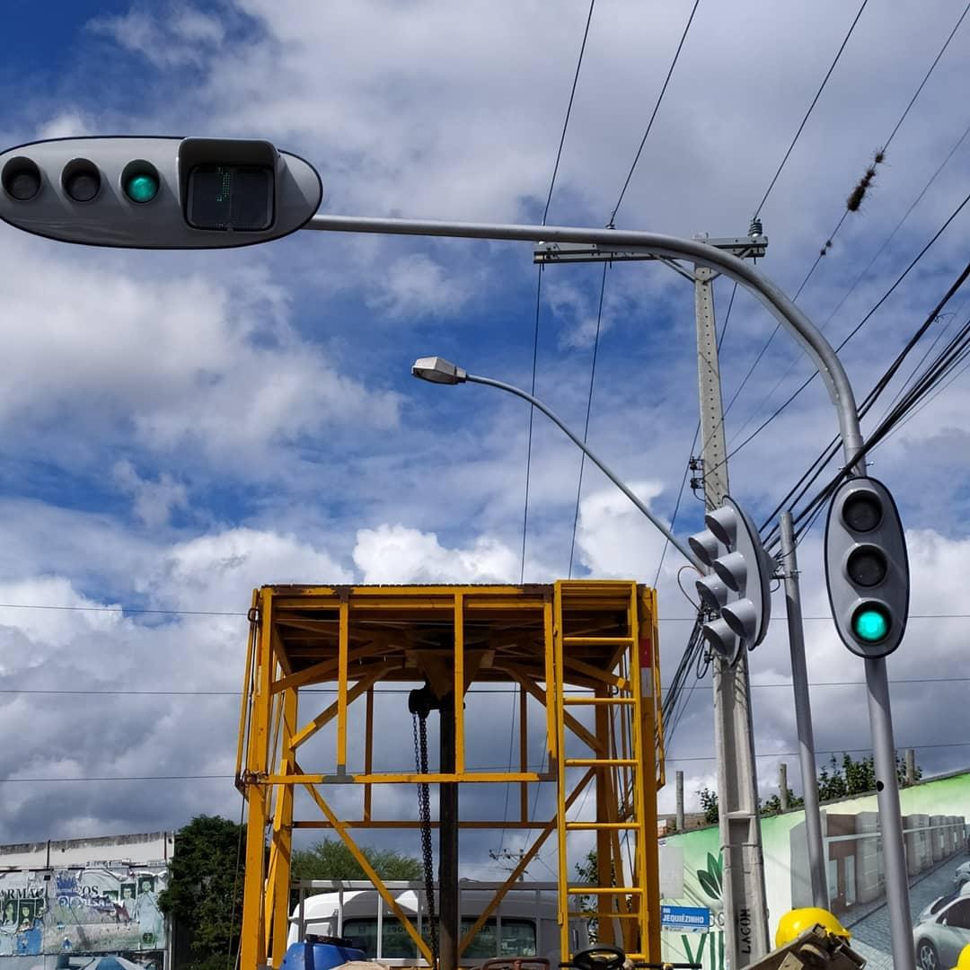 Porque os semáforos ficam piscando indicando 