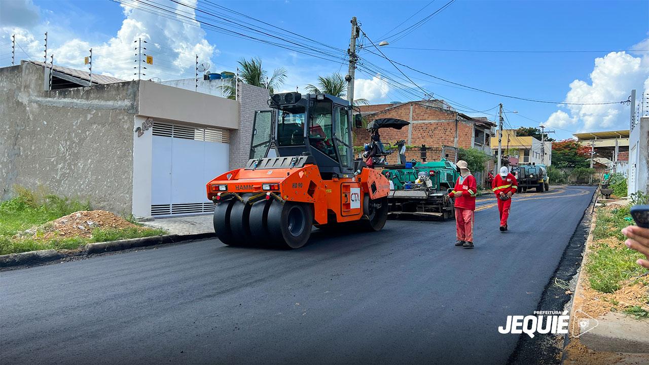 Prefeitura de Jequié segue com obras de pavimentação asfáltica e instalação dos meios-fios
