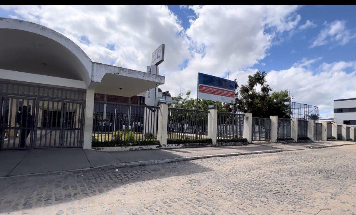Pais e alunos reclamam da demora na entrega da reforma
