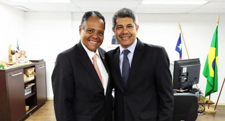 Antonio Brito vista obras da Unacom em Jequié