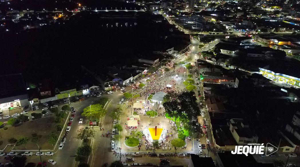 Prefeitura recolhe carrinho de ambulante na Praça da Bíblia e revolta internautas