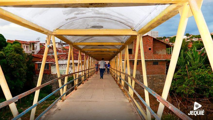 O perigo para quem utiliza a Passarela sobre o Rio das Contas, em Jequié.