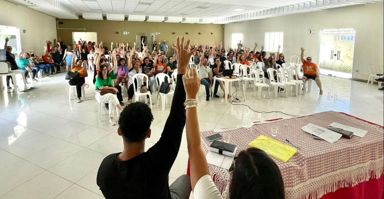 Assembleia docente suspende greve dos docentes até segunda ordem