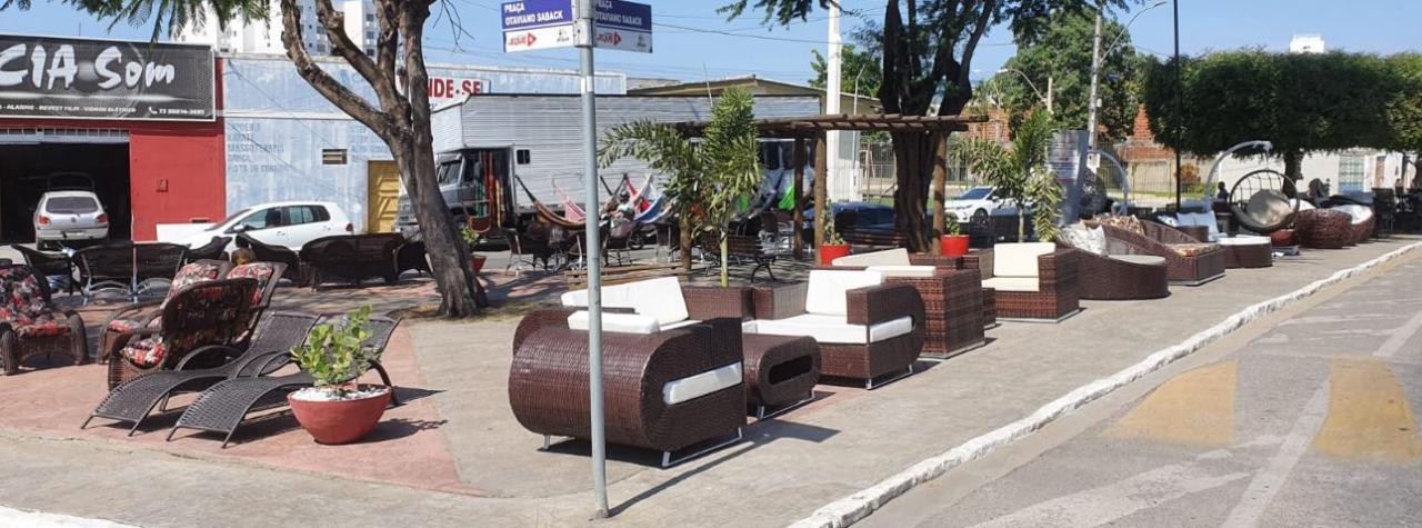 Comércio nômade de móveis ocorre nas praças de Jequié