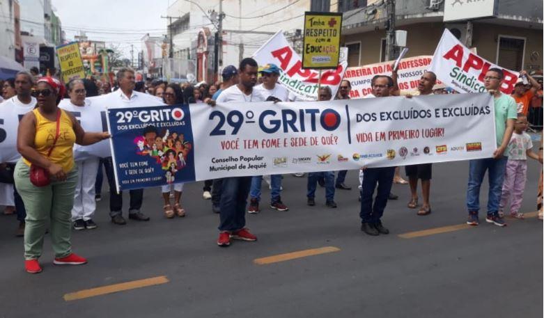Organização do desfile cívico tenta calar grito dos excluídos em Jequié