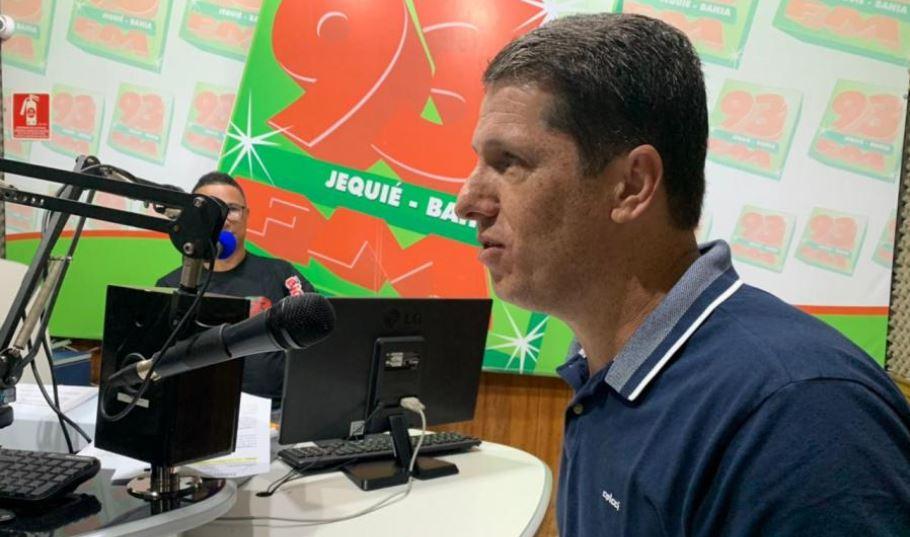 Zé Cocá muda estratégia de entrevistas em rádios de Jequié