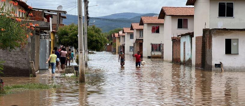 Atingidos pela enchente acionam justiça contra prefeito, secretário, Chesf, Defesa Civil e outros