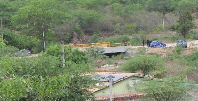 Moradores interditam via cobrando pavimentação do Prefeito Zé Cocá