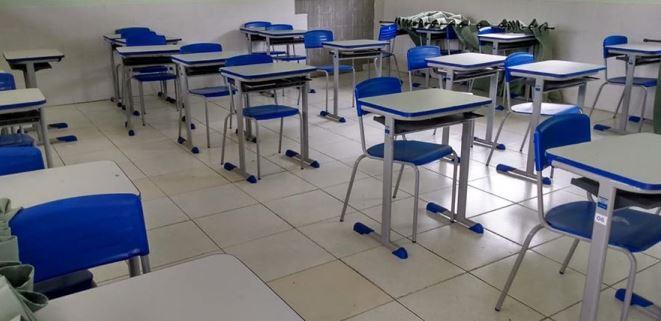 MÃES DE ALUNOS DO COLÉGIO ADELAIDE RODRIGUES PROTESTAM CONTRA TRANSFERÊNCIA DOS FILHOS