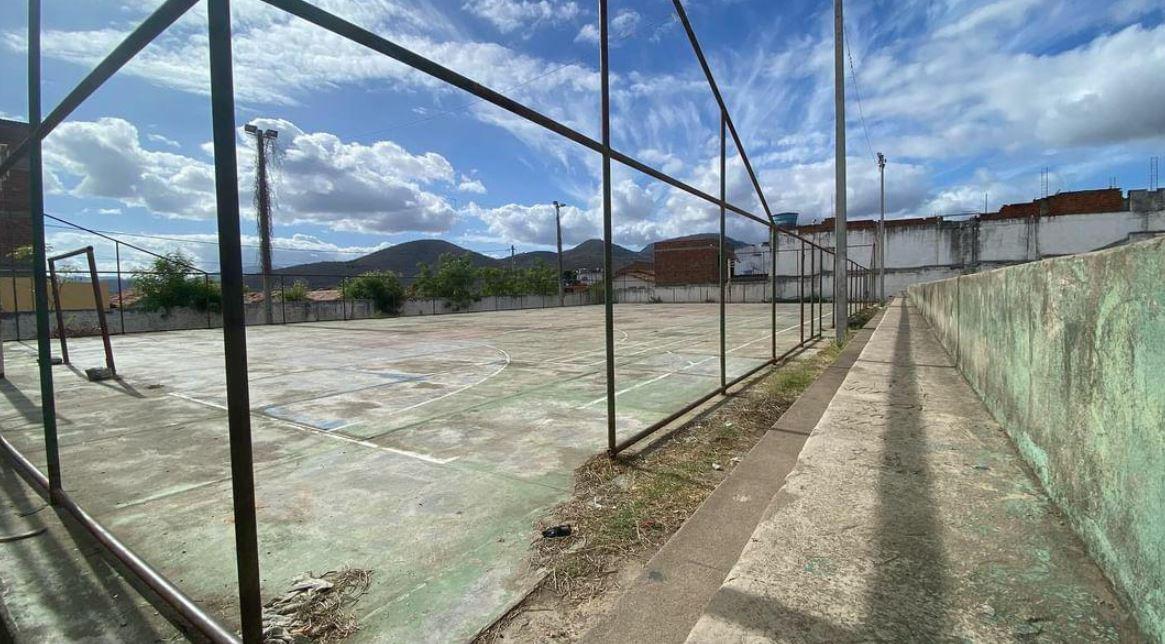 NÃO FEZ: Zé Cocá anunciou a quadra poliesportiva do Colégio Arília Argolo, mas até hoje não fez.