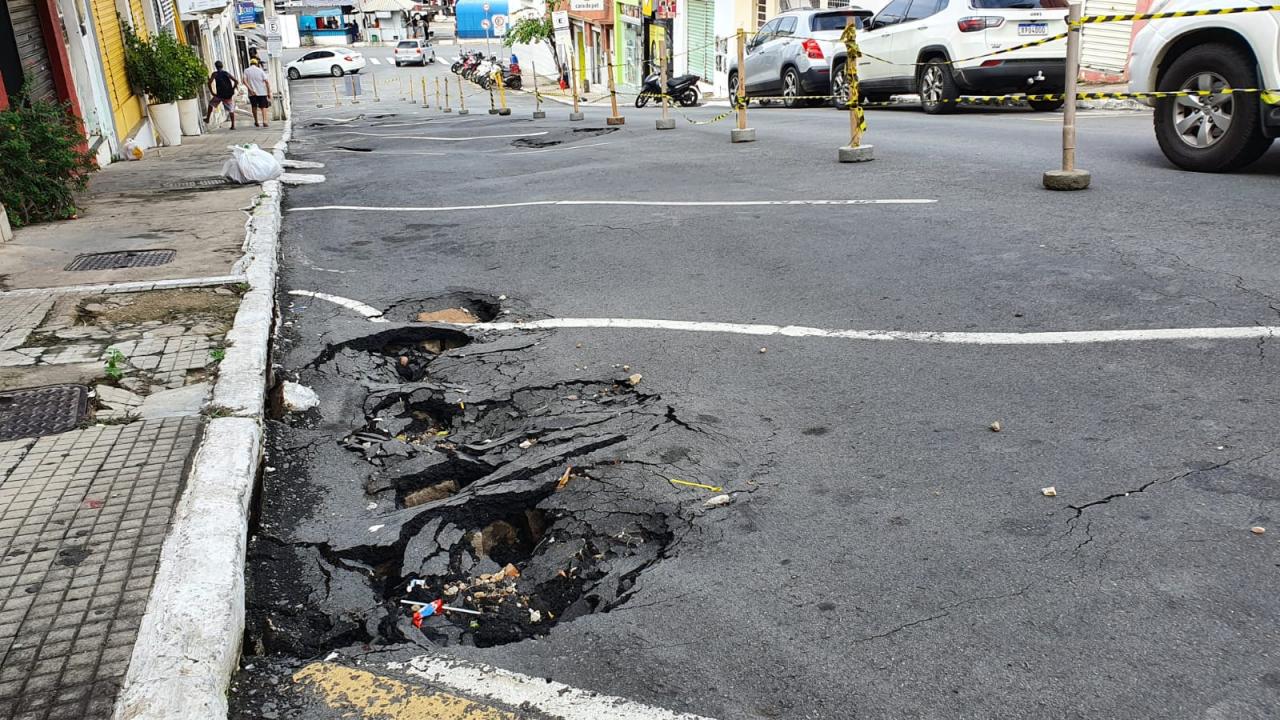 Moradores da Rua Manoel Vitorino estão preocupados com estrago deixado por vazamento na rede de água