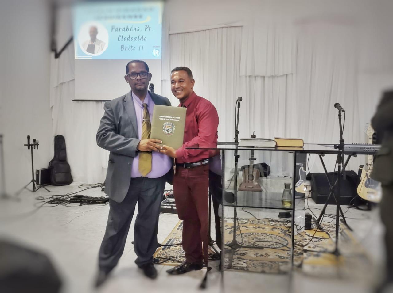 Vereador Sidney Magal entrega Título de Cidadão Jequieense ao Pastor Clodoaldo Brito Santos