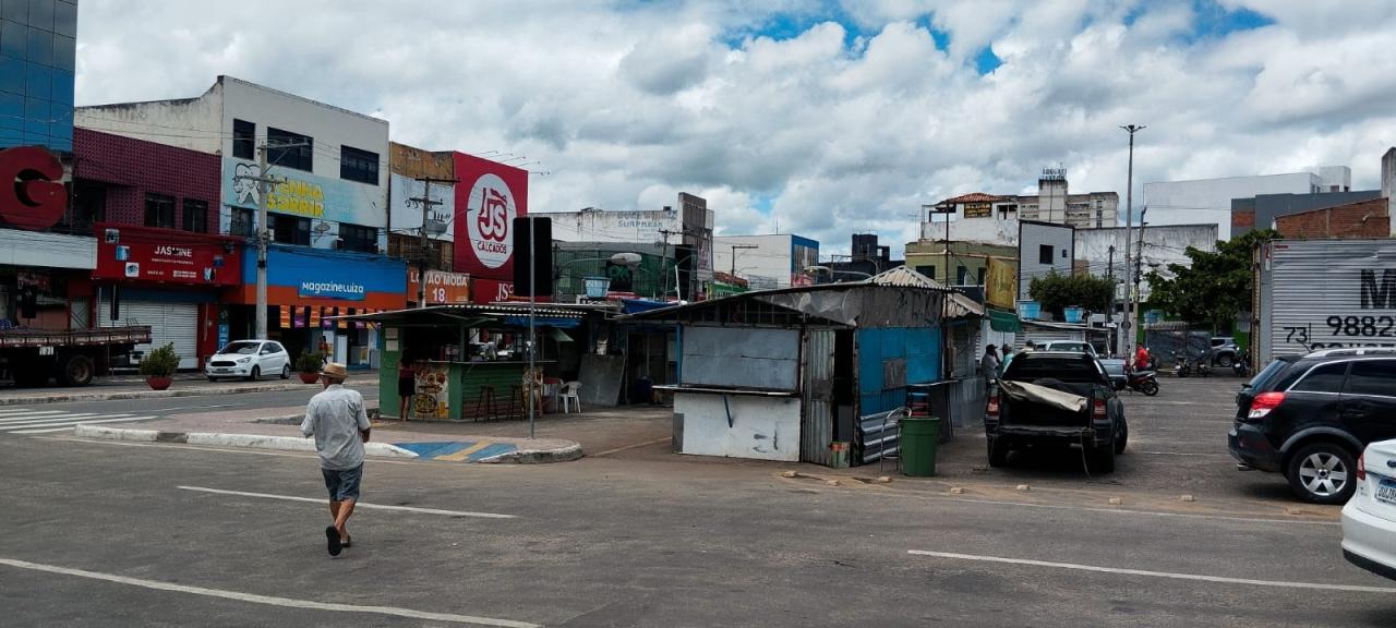 JEQUIÉ : COMERCIANTES DA PRAÇA DA BANDEIRA ESTÃO REVOLTADOS