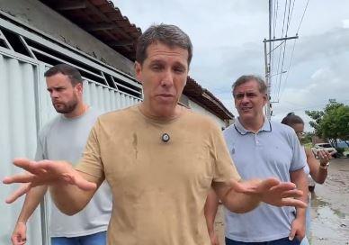 Zé Cocá e Flávio Brandão visitam casas alagadas na cachoeirinha