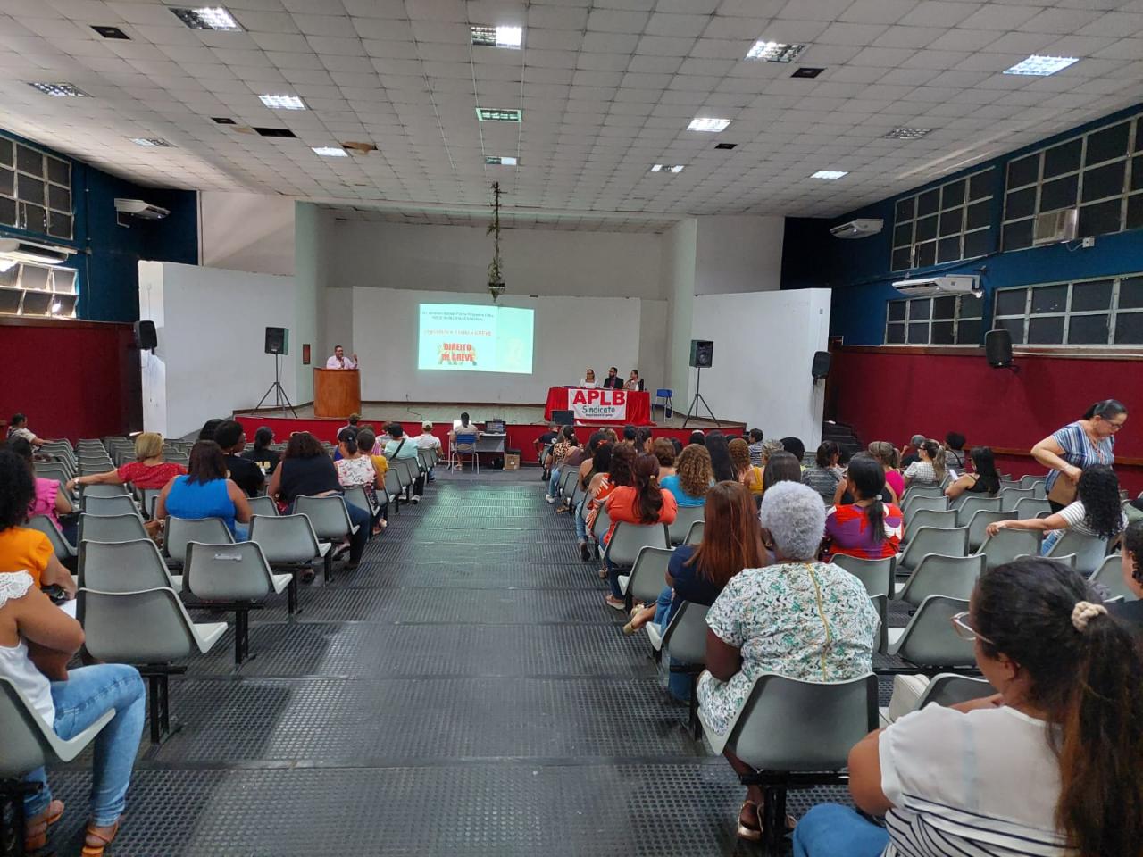 Professores municipais paralisam atividades em dia de luta por seus direitos