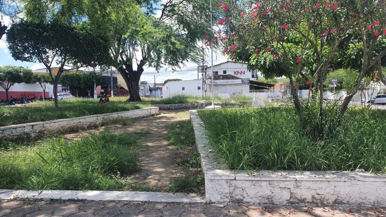 Se a praça no centro da cidade está assim, imagina nos bairros distantes?