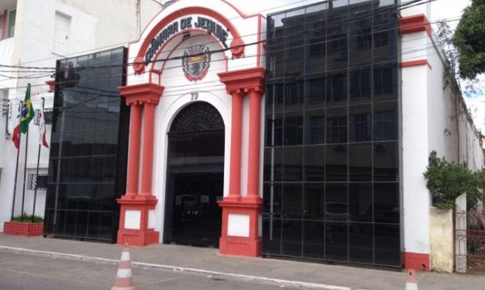 JEQUIÉ : PRINCÍPIO DE INCÊNDIO NA CÂMARA ASSUSTA VEREADORES E FUNCIONÁRIOS