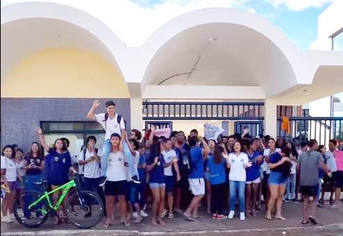 Turbulência na Educação de Jequié: Política Eleitoral à Custa dos Estudantes?