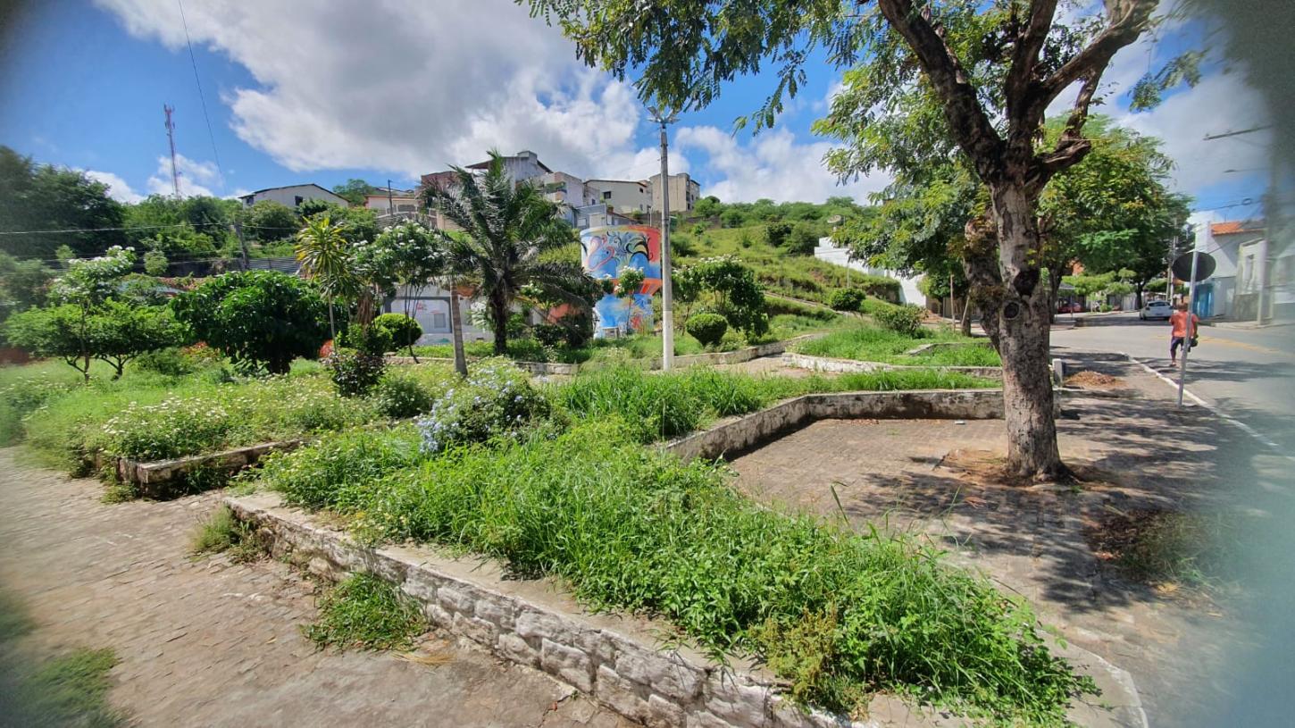 Mato toma conta de Praça Pública no bairro Caixa D’água