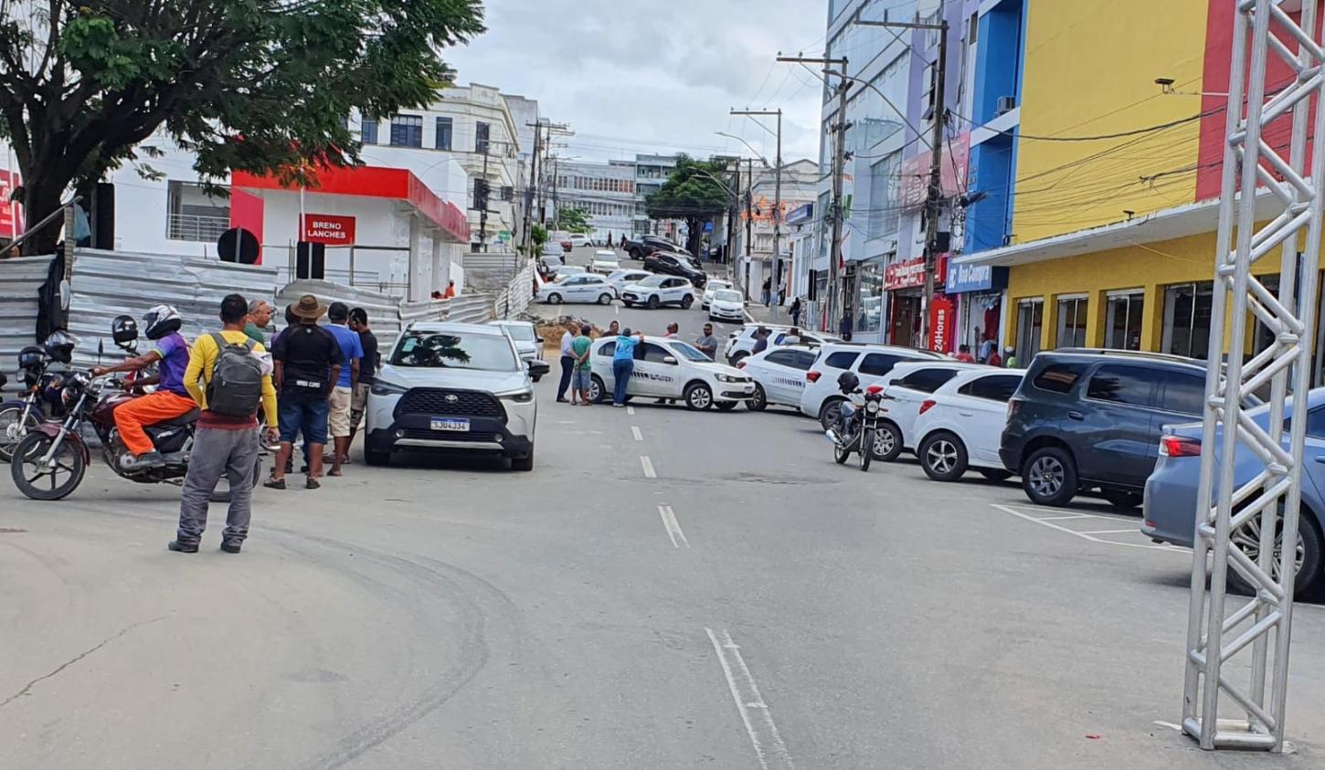 Jequié: Taxistas da Praça da Bandeira fazem protesto contra decisão do Prefeito Zé Cocá
