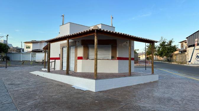 PREFEITURA CONTRATA MAIS R$ 2 MILHÕES EM QUIOSQUES PARA PRAÇAS EM JEQUIÉ