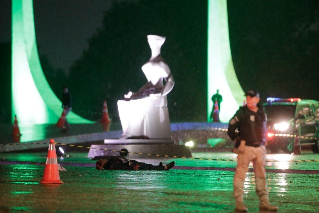 Homem morre após detonar artefatos explosivos na praça dos três poderes em Brasília