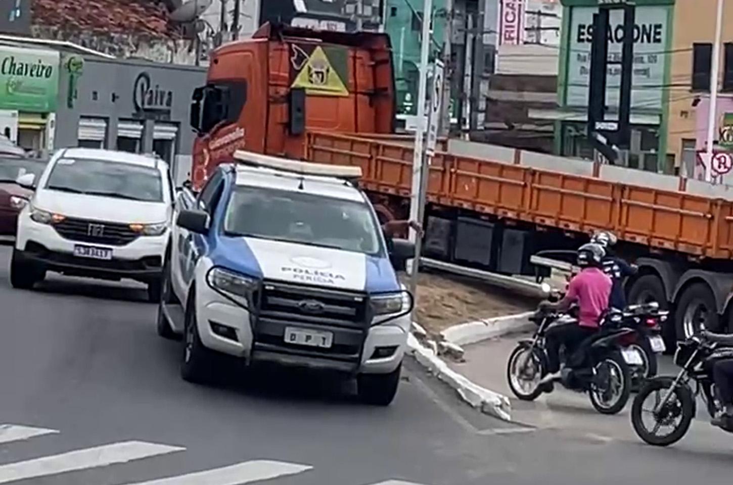 SEM A SINALIZAÇÃO DE TRÂNSITO APROPRIADA, CARRETA FAZ MANOBRA ARRISCADA NO CENTRO DE JEQUIÉ