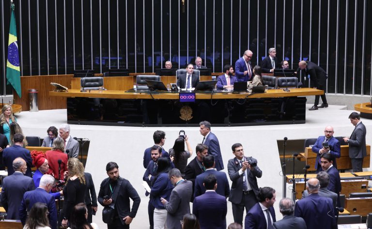 Câmara adia para esta quinta-feira votação de fim da 