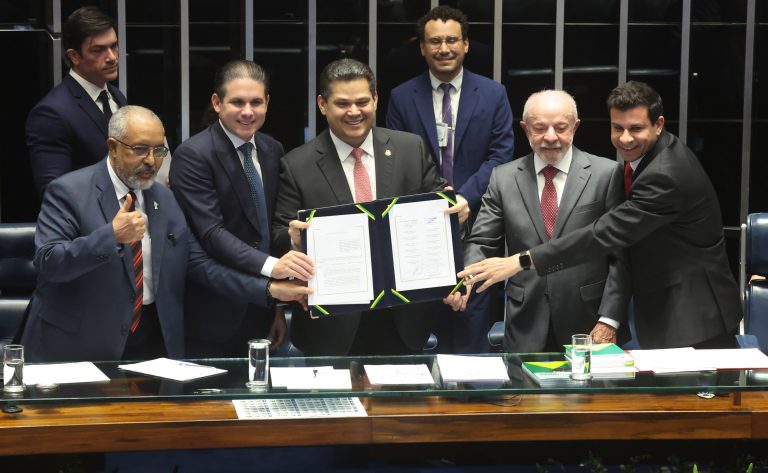 Congresso promulga emenda que acaba com escala 6x1 e estabelece jornada máxima de 40 horas semanais