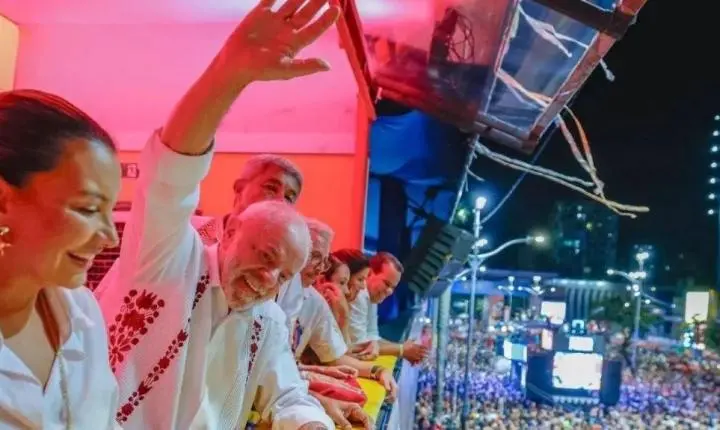 APÓS DESFILE NA SAPUCAÍ, TSE ANALISA POSSÍVEL PROPAGANDA IRREGULAR PRÓ-LULA