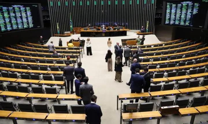 Câmara aprova uso de trajes tradicionais em fotos de documentos oficiais; acompanhe
