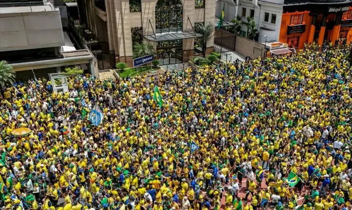 Campanha de Flávio Bolsonaro realiza manifestação na Paulista