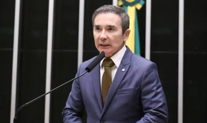 Comissão de Educação aprova projeto que proíbe uso de contêineres e lonas em escolas
