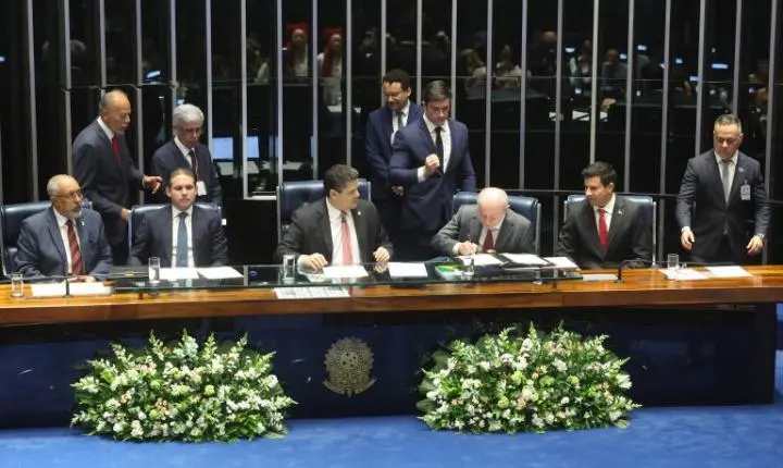 Congresso promulga o fim da escala 6x1 e aposentadoria especial para agentes de saúde