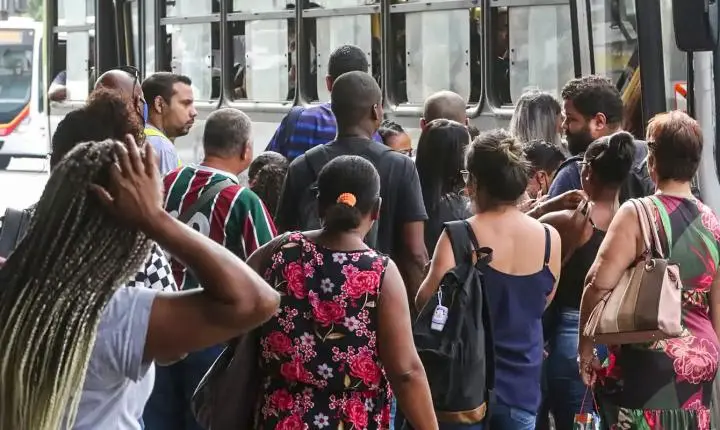 Desemprego mais longo cai 21,7% e é o menor já registrado pelo IBGE