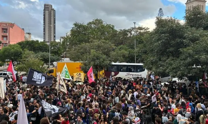 Em ato na capital paulista, estudantes criticam políticas educacionais