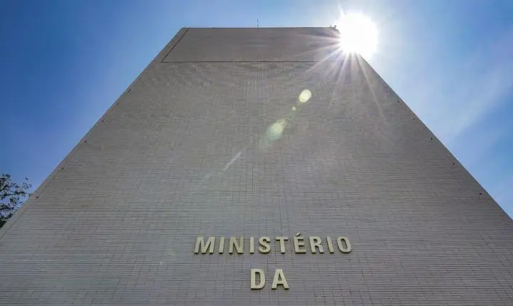 Governo bloqueia R$ 22,1 bi do Orçamento de 2026