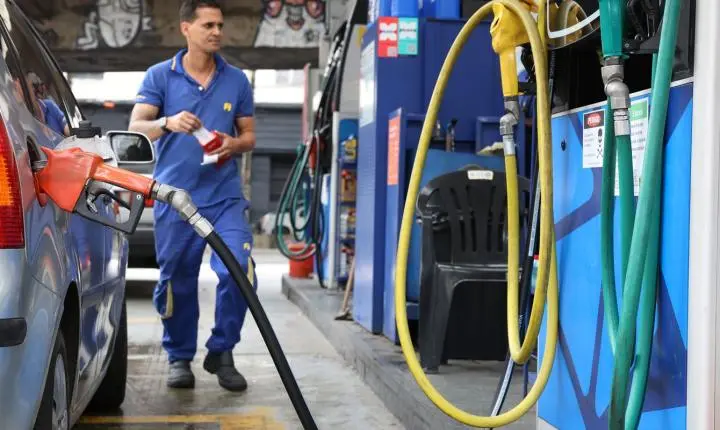 Governo fixa subvenção à gasolina em R$ 0,44 por litro