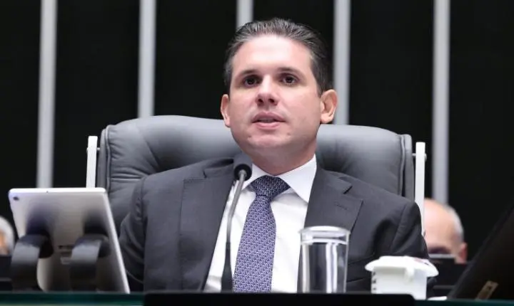 Hugo Motta comemora aprovação de projeto de combate à violência contra mulheres