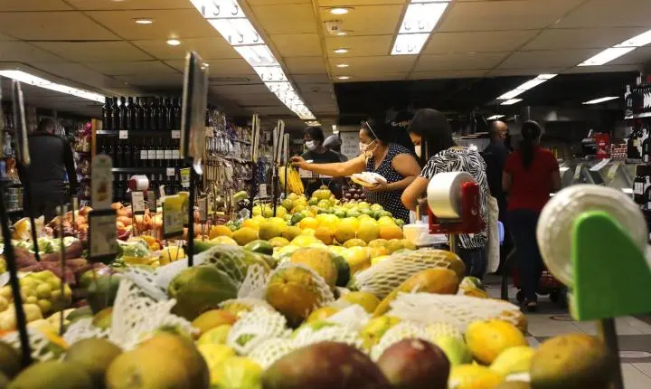 INPC, inflação que corrige salários, acumula 4,29% em 12 meses