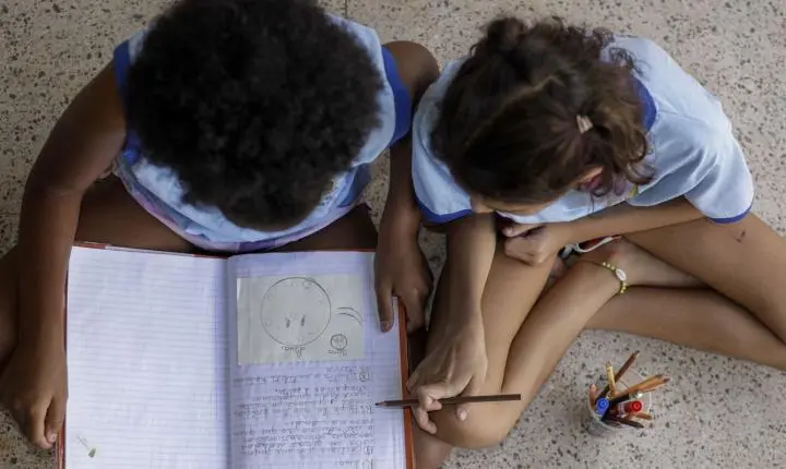 Metade dos estudantes não vê debate antirracista na escola, diz estudo